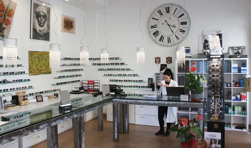 Il negozio di Milano con le montature esposte e il lampadario di cristallo